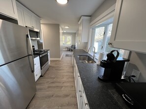 Réfrigérateur, four à micro-ondes, un four, surface de cuisson