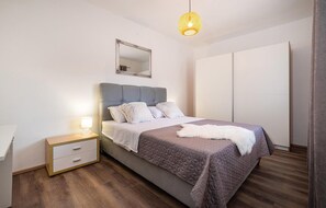 4 bedrooms, travel cot, free WiFi, bed sheets