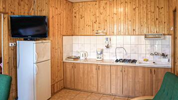 Fridge, stovetop, coffee/tea maker