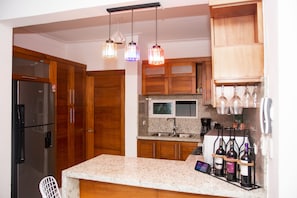 Frigorifero, microonde, forno, piano cottura