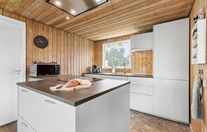 Kühlschrank, Mikrowelle, Herdplatte, Geschirrspüler