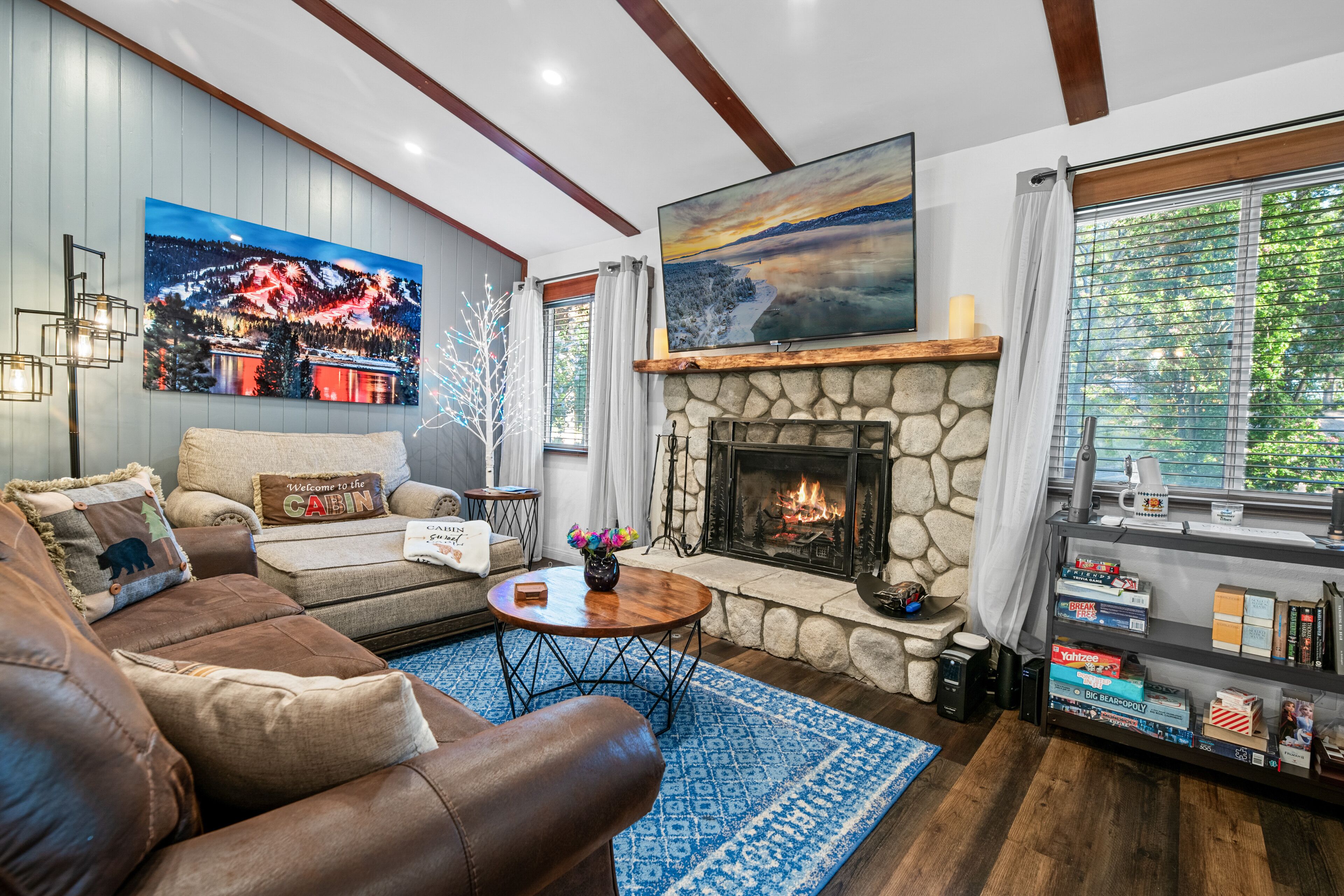 Smart TV, chimenea, mesa de ping pong, libros