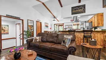 Smart TV, chimenea, mesa de ping pong, libros