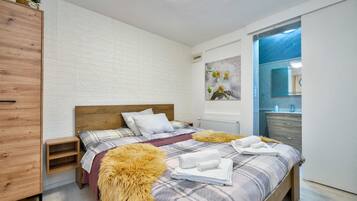 2 bedrooms, iron/ironing board, travel crib, free WiFi