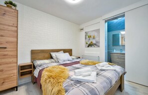 2 bedrooms, iron/ironing board, travel cot, free WiFi