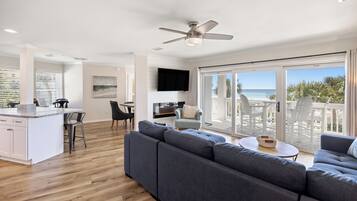 Una Smart TV, una chimenea, un futbolín