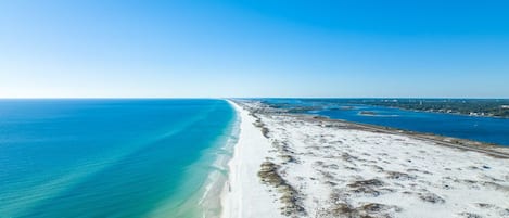 På stranden, solstolar och strandhanddukar