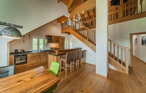 Kjøleskap, kokeplater, oppvaskmaskin og kaffetrakter/tekoker