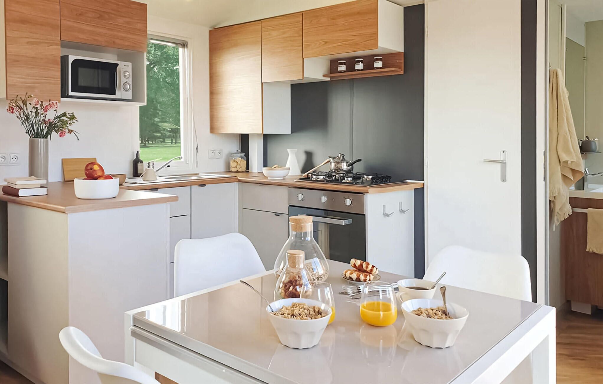 Een koelkast, een kookplaat, een vaatwasser