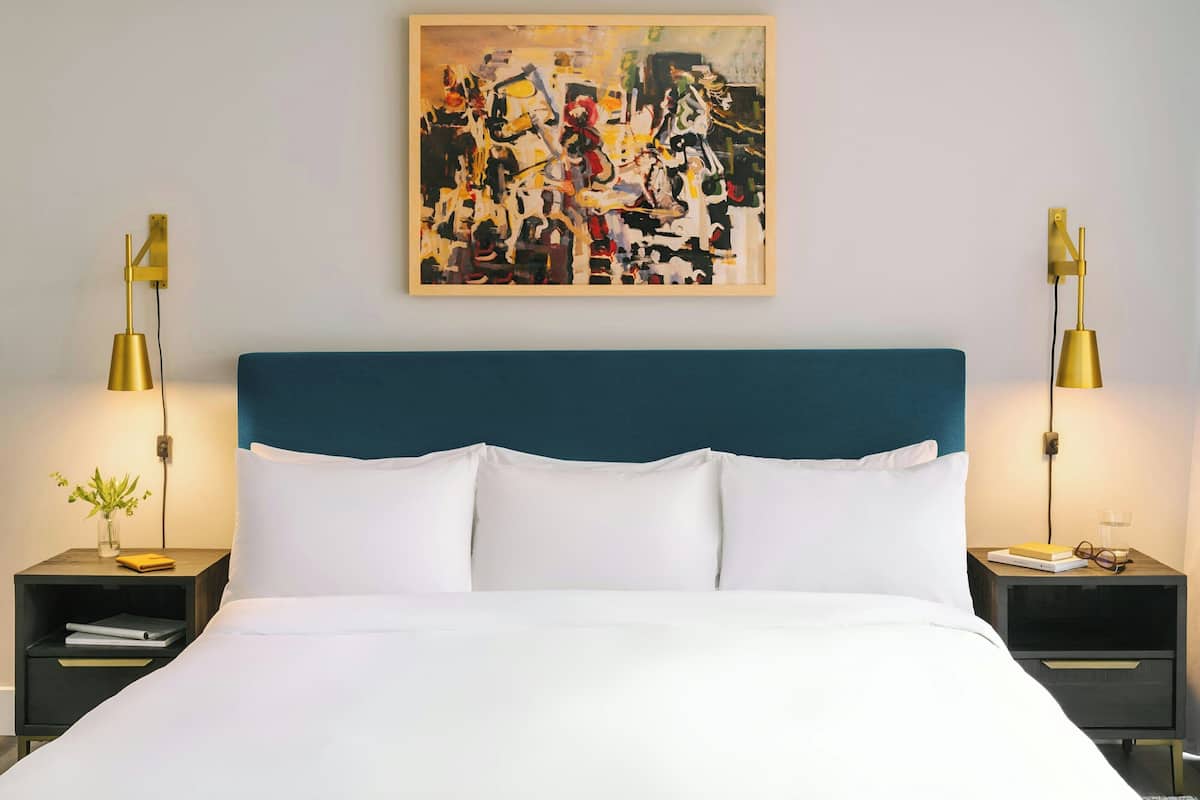 1 habitación, decoración personalizada, muebles diferentes y escritorio
