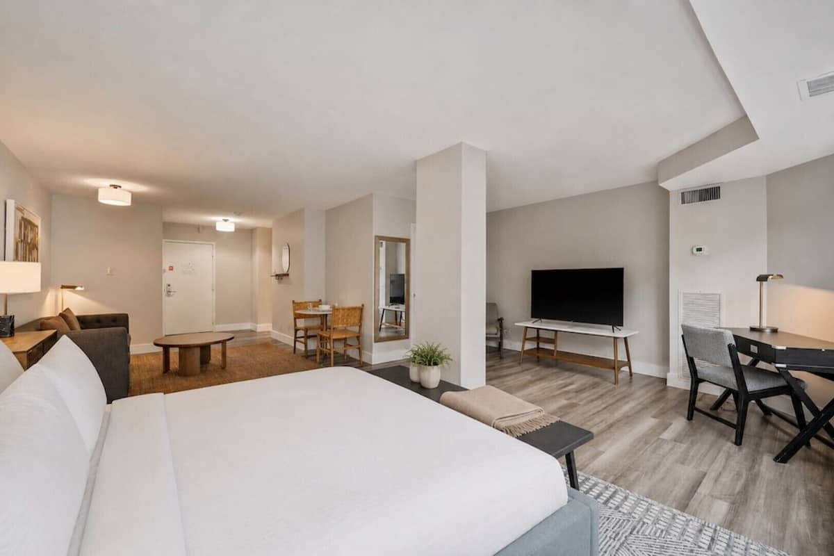 Signature Studio, 1 King Bed, Kitchen