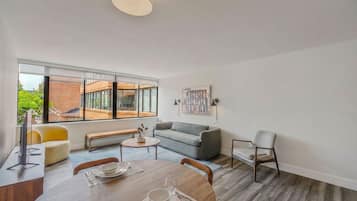 Departamento Deluxe, 1 cama Queen size y sofá cama, cocina | Área de sala de estar | Smart TV, Netflix, Hulu y servicios de streaming