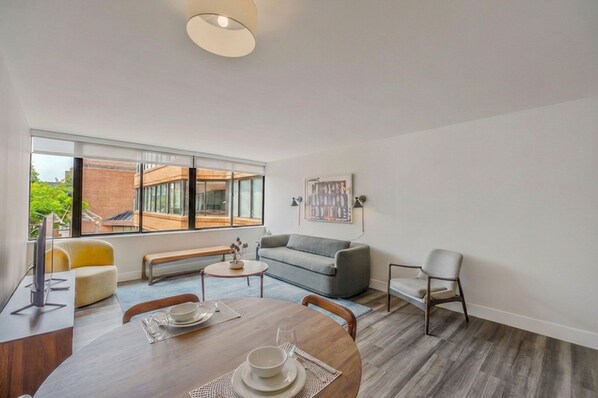 Deluxe Apartment, 1 Queen Bed with Sofa bed, Kitchen | Living area - Global Luxury Suites at Georgetown (Washington)