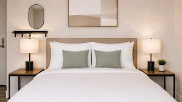 Estudio Prestigio, 1 cama King size, balcón | Tabla de planchar con plancha, cunas y ropa de cama