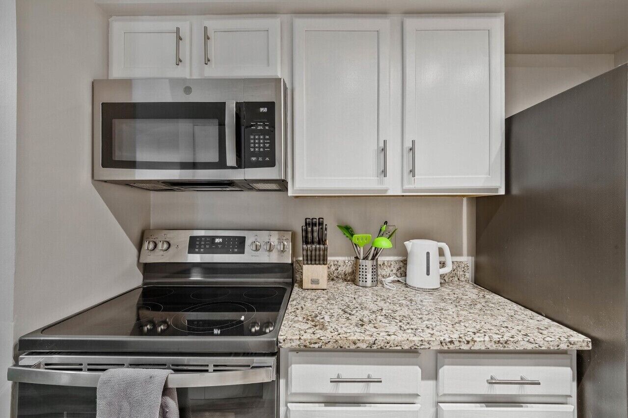 Signature Studio, 1 King Bed, Kitchen | Private kitchen | Coffee/tea maker, fridge, microwave, oven