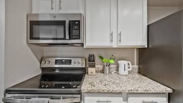 Signature Studio, 1 King Bed, Kitchen | Private kitchen | Coffee/tea maker, fridge, microwave, oven