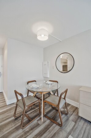 Deluxe Apartment, 1 King Bed with Sofa bed, Kitchenette | Dining room - Global Luxury Suites at Georgetown (Washington)