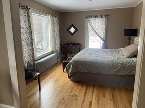 1 habitación, escritorio, tabla de planchar con plancha y cuna de viaje 