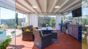 A covered balcony with wicker furniture, a table, and a bar area. - Cozy home in Fucecchio with WiFi (Fucecchio)