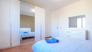 A bedroom with a bed, a wardrobe, a dresser, and a mirror. - Cozy home in Fucecchio with WiFi (Fucecchio)