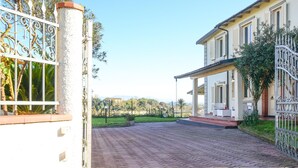 A paved courtyard with a cobblestone path leading to a building with a balcony. - Cozy home in Fucecchio with WiFi (Fucecchio)