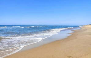 A beach with clear blue water and a sandy shore. - 2 bedroom nice home in Sianozety (Sianozety)