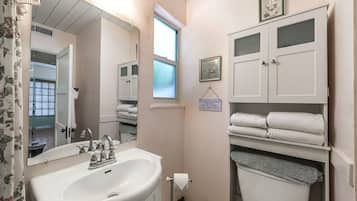 Casa de campo | Baño | Secadora de cabello, toallas, jabón, shampoo