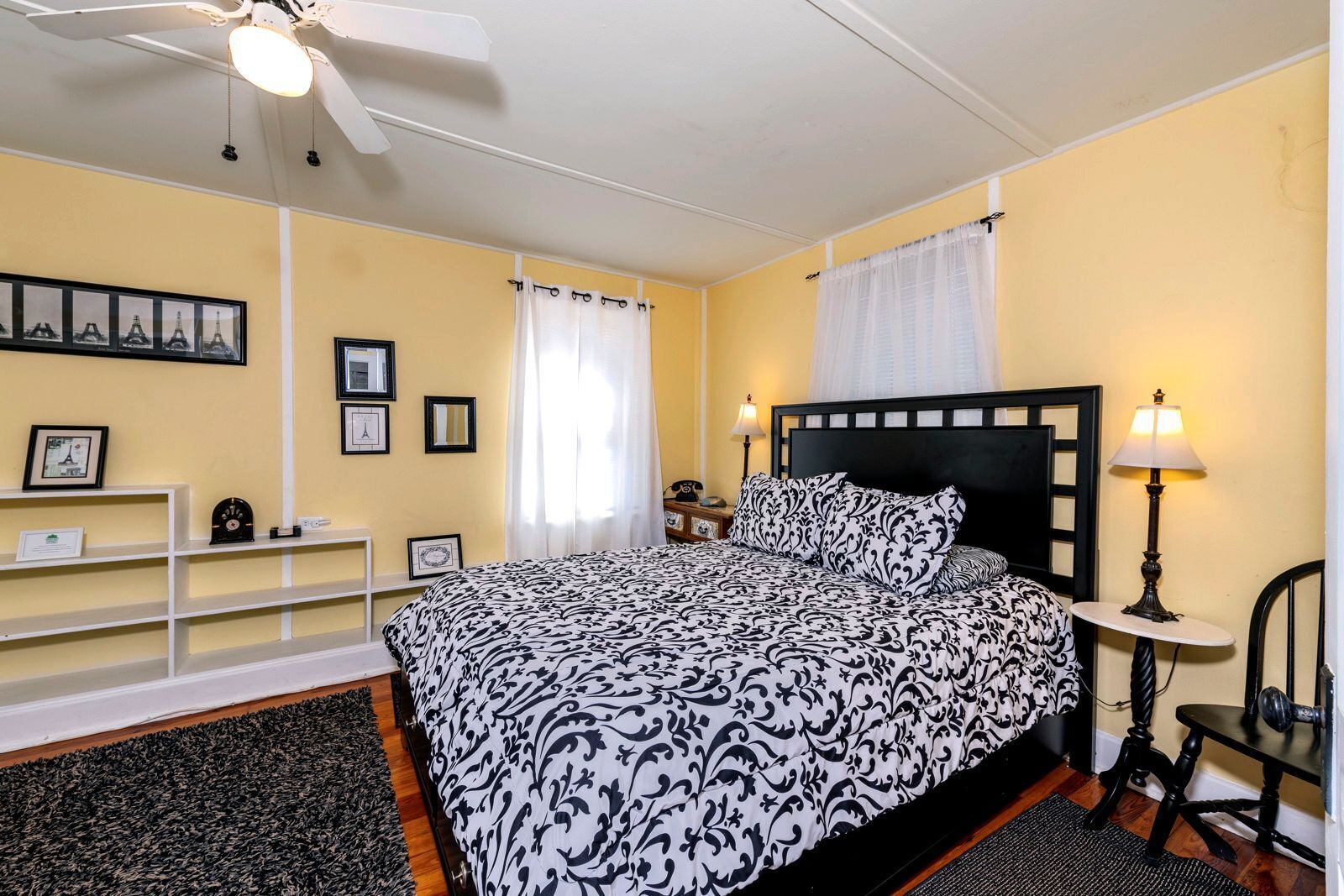 Cottage | Een bureau, verduisterende gordijnen, een strijkplank/strijkijzer