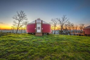 Exterior - Cherry Blossom Yurt on Lookout Mountain (Rising Fawn)