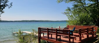 THE GREY HAVENS: Cozy Cottage w/ Private Torch Lake Frontage