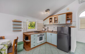 Kühlschrank, Ofen, Herdplatte, Wasserkocher mit Kaffee-/Teezubehör
