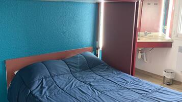 Economy Triple Room | Free WiFi, bed sheets
