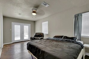 3 bedrooms, iron/ironing board, free WiFi, bed sheets