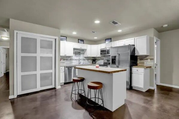 Refrigerador, microondas, horno y parrilla de estufa 