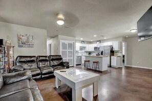 Smart TV, fireplace, stereo