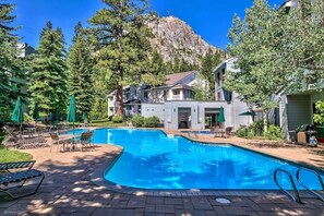 A heated pool - Palisades Ski Condo: Ski-in/ski-out Studio w/ Hot Tubs and Pool (Olympic Valley)