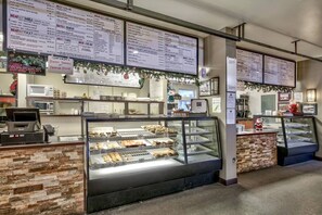 Dining - Palisades Ski Condo: Ski-in/ski-out Studio w/ Hot Tubs and Pool (Olympic Valley)