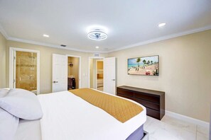 6 soverom, skrivebord, strykejern/-brett og reiseseng for barn