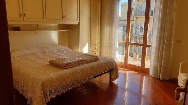 2 soverom, strykejern/-brett og sengetøy