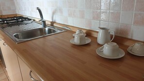 Kjøleskap, ovn, kokeplater og kaffetrakter/tekoker