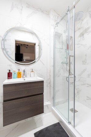 Regadera, toallas, jabón, papel de baño 