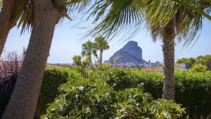 A view of a mountain with a unique shape, surrounded by lush greenery and palm trees. - Nice apartment in villa for 4 people with A/C, WIFI, pool, TV and terrace (Calpe)