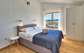 4 bedrooms, travel cot, free WiFi, bed sheets