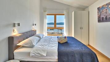 4 bedrooms, travel crib, free WiFi, bed sheets