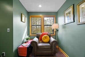 Smart TV, caminetto, videogiochi