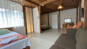 Grand Quadruple Room | Desk, laptop workspace, free WiFi, bed sheets