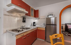 ثلاجة، موقد طهي مسطح، ماكينة لصنع القهوة/الشاي