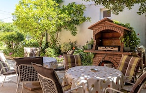 تناول الطعام بالخارج