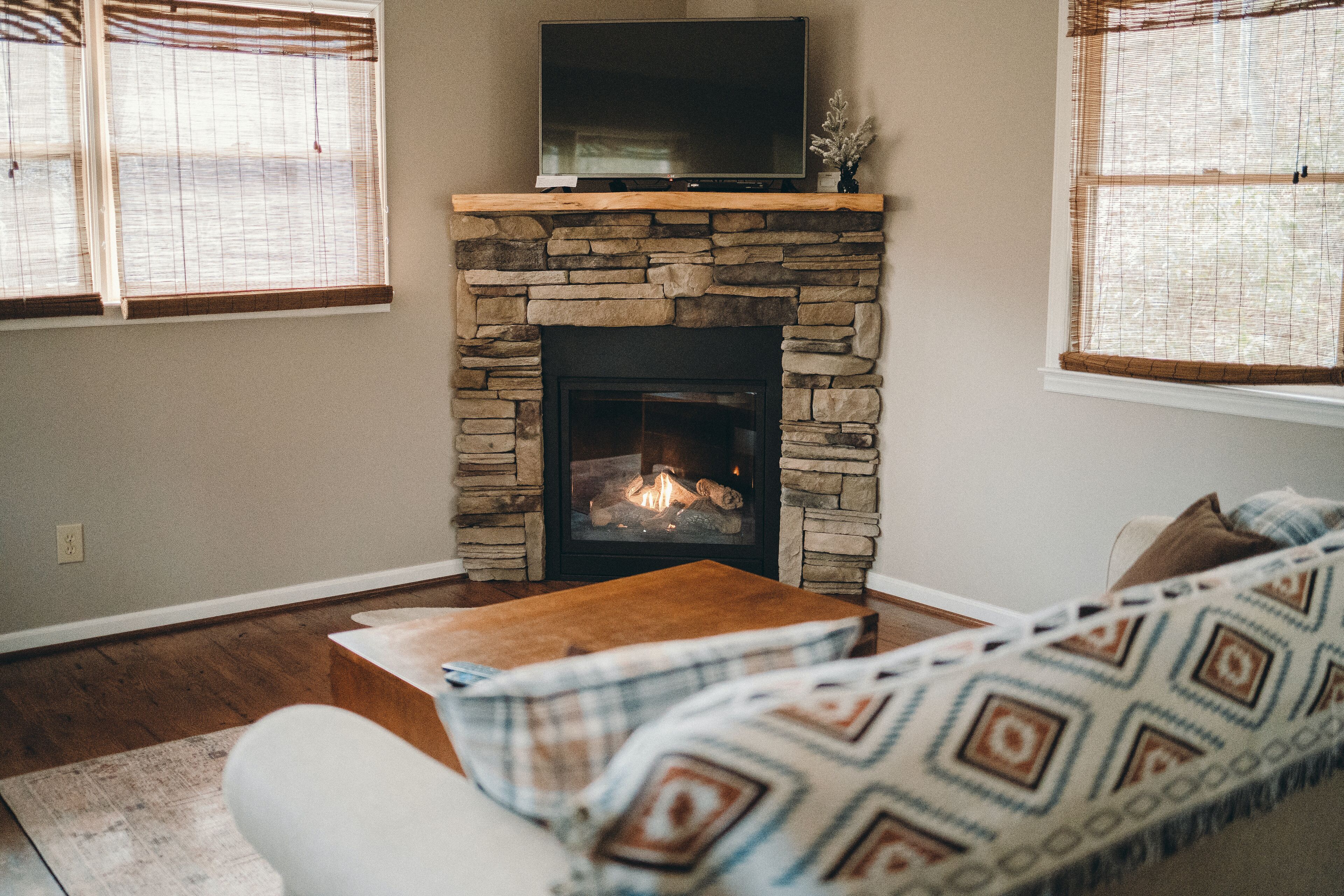 Älytelevisio, takka, DVD-soitin, kirjoja