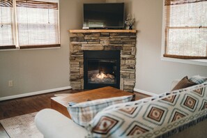 Smart-TV, Kamin, DVD-Player, Bücher